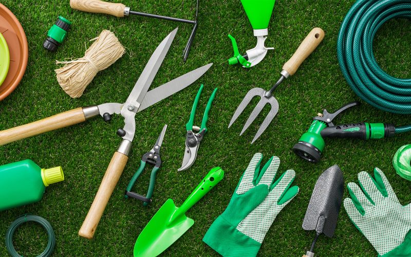 Como escolher ferramentas para plantar ervas em espaços limitados